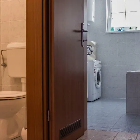 Apartman Maestral شقة
