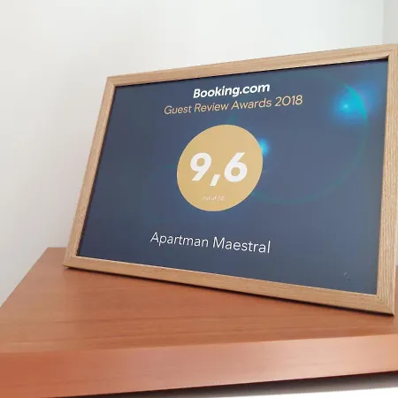 Apartman Maestral شقة